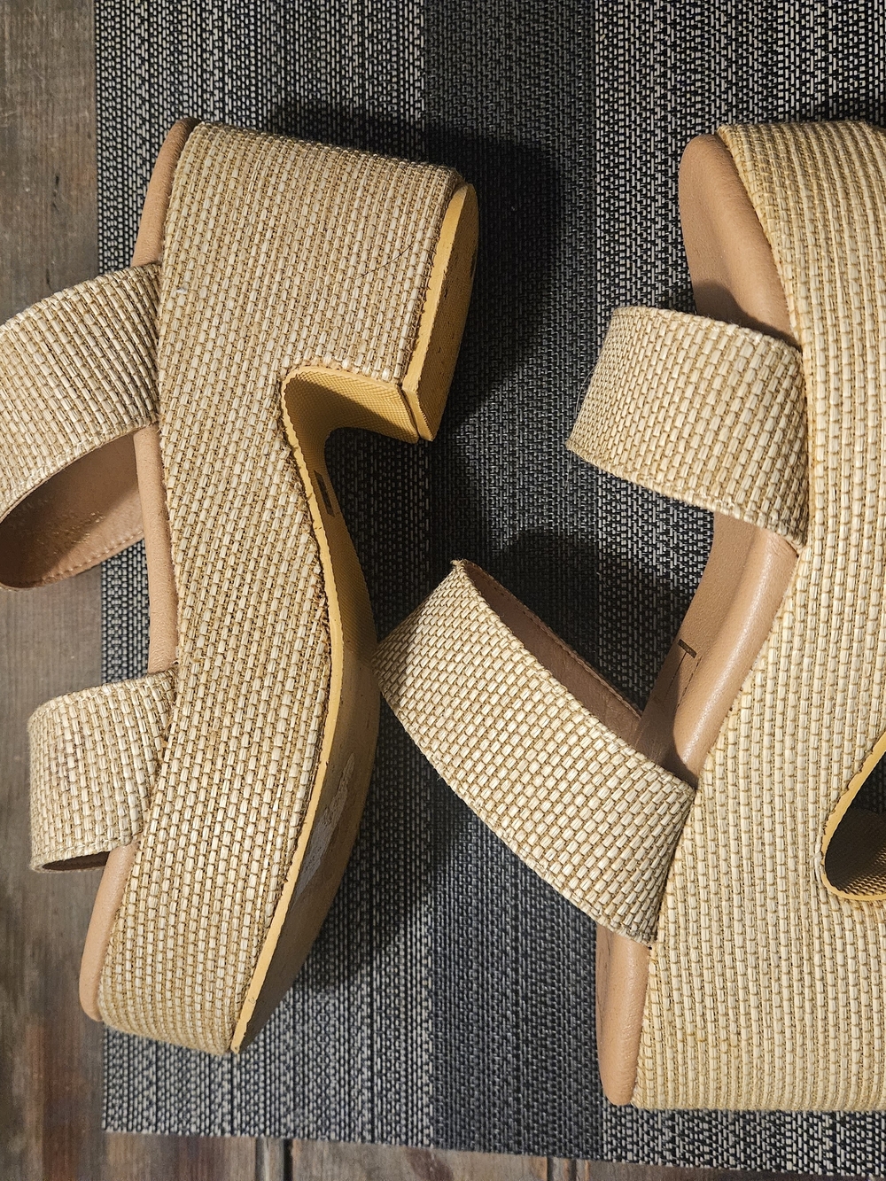 BEACH BY MATISSE NATURAL STRAW WOVEN PLATFORMS. LIKE NEW!